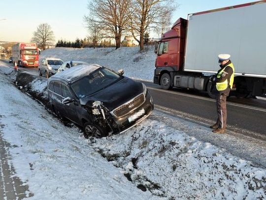 Nietrzeźwy 45-latek stracił panowanie nad pojazdem i uderzył w latarnię.