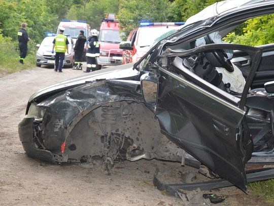 Nietrzeźwy kierowca rozbił auto na drzewie
