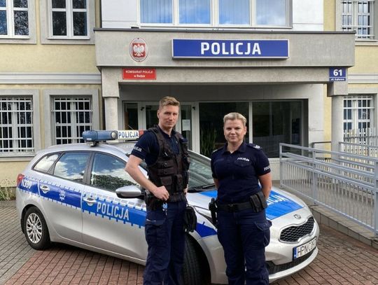 Nietrzeźwy kierujący wpadł do rzeki, pomogli mu policjanci z Redy