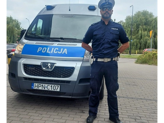 Nietypowa policyjna eskorta samochodu z rannym mężczyzną