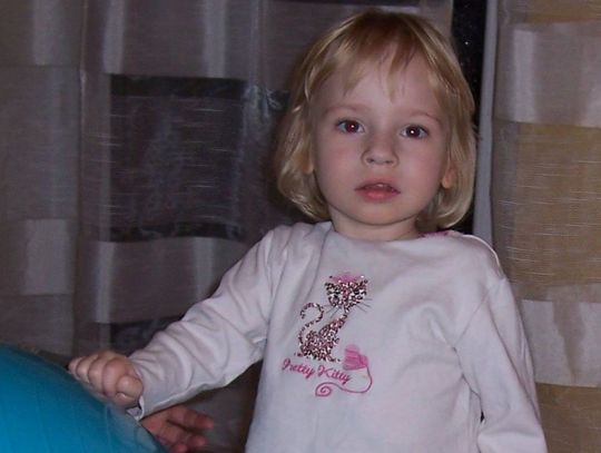 Nina stawia pierwsze kroki. 3 – letnia Ninka Żylińska ma już pierwsze protezy nóg