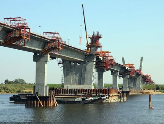 Niska woda przeszkadza w budowie mostu w Opaleniu  