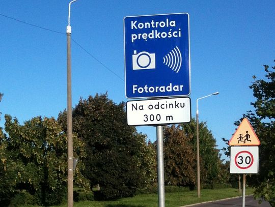 Niszczą i kradną znaki