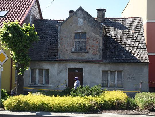 Niszczejący budynek zagraża przechodniom
