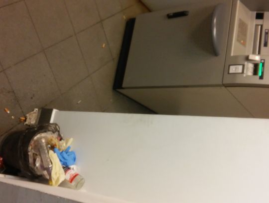 Noclegownia w …sali bankomatowej. Smród i śmieci 