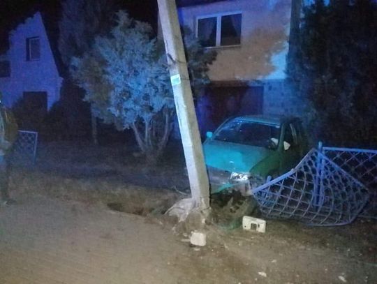 Nocny pościg w Skarszewach. Za kierownicą 17-latek. Auto rozbił na słupie i ogrodzeniu