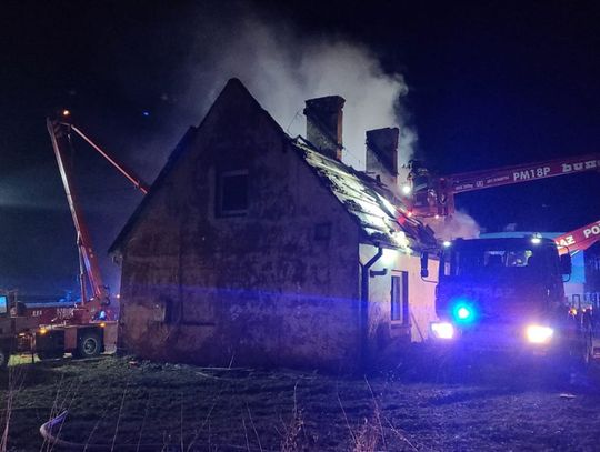 Nocny pożar budynku mieszkalnego. Na szczęście mieszkańcy zdołali się wydostać... 