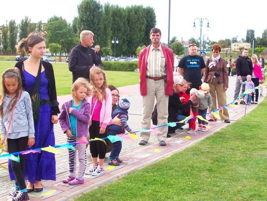 Nowe 200 odcisków stóp na bulwarowej alei