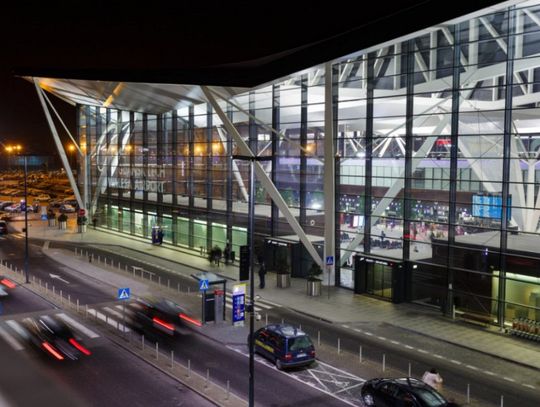 Nowe miejsca parkingowe dla korzystających z Portu Lotniczego Gdańsk – teraz zaparkujesz taniej niż dotychczas