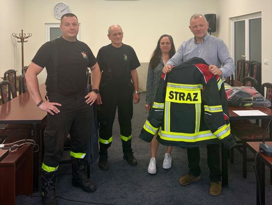 Nowe ubrania specjalne dla strażaków z Czarnej Wody