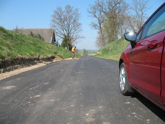 Nowy asfalt ułatwi dojazd. Trwają prace w gminie Morzeszczyn