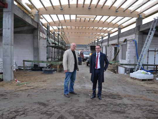 Nowy chodnik i hala targowa