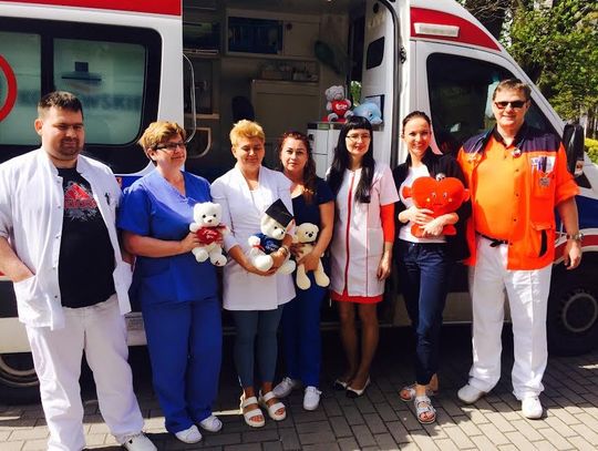 Nowy członek zespołu w karetkach. Miś „Ratownik” pomaga ratownikom