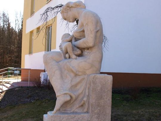 Nowy postument pod rzeźbę "Macierzyństwo"