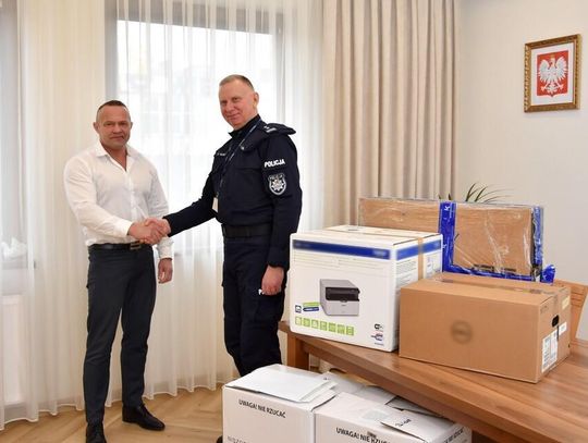 Nowy sprzęt biurowy dla policjantów ze Zblewa