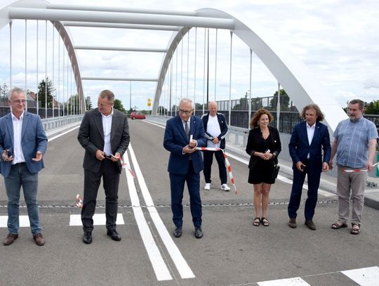 Nowy wiadukt w ul. Nowy Rynek uroczyście otwarty. Obiekt jest okazały, a powstał z niewielkim opóźnieniem...