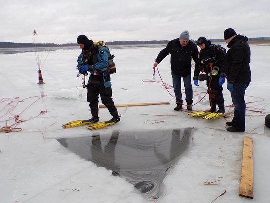Nurkowali pod lodem. Pokaz nurków na jeziorze Kałębie