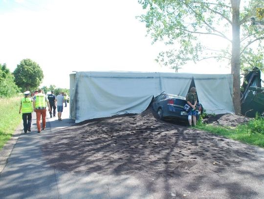 O krok od tragedii. Samochód zatrzymał się tuż przed przewracającą się przyczepą.