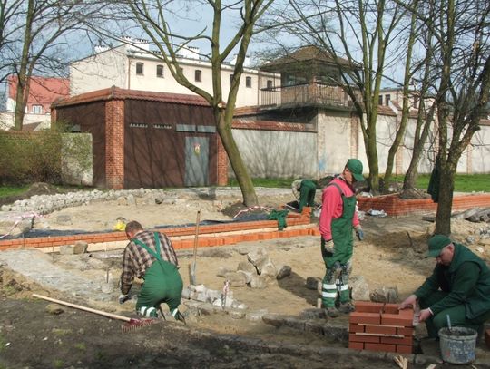 Obelisk pamięci skazany na „energetyczne” sąsiedztwo