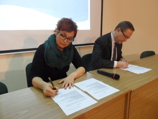 Obietnice na piśmie - będą stypendia, młodzieżowy teatr...