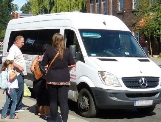 Oblał kierowcę piwem, później rzucił butelką w szybę!
