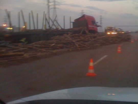 Obwodnica trójmiejska zablokowana drewnem