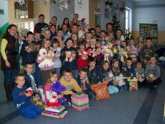 Od pluszaków i książek... po buty. Zbiórka darów. Dzieci dla dzieci
