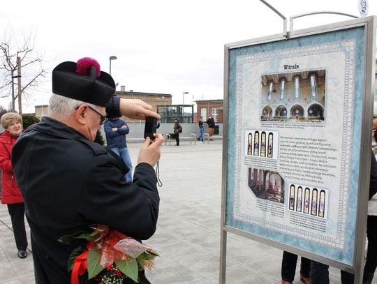 Od początków po współczesność - wystawa przed dworcem w Tczewie