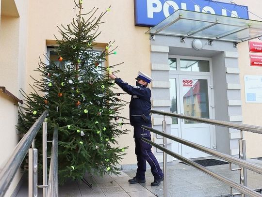 Odblaskowa choinka przed budynkiem komendy