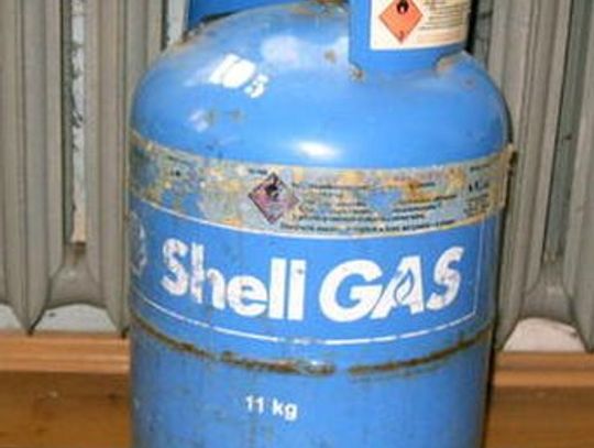 Odkręcił zawory w kilku butlach gazowych