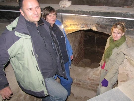 Odkrycie archeologiczne. Krypta w Gniewie jak mały cmentarz. Żupan, stuła i… męskie pończochy. Szczątki rozrzuciły… kuny 