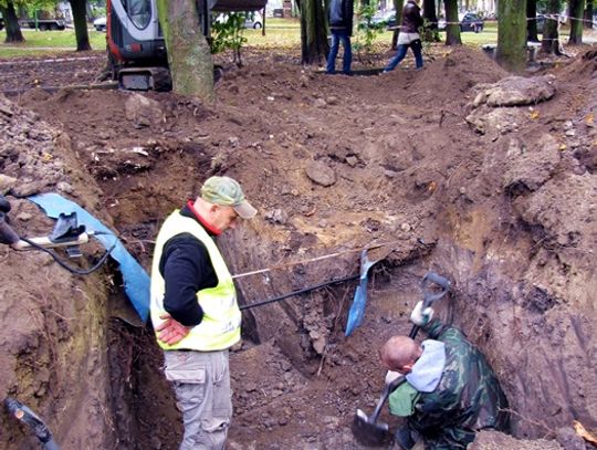 Odkryte mogiły w parku. Ekshumacje zbliżają się do zakończenia  