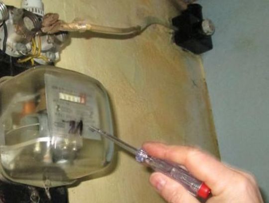 Odłączyli prąd, bo…sąsiad nie płacił