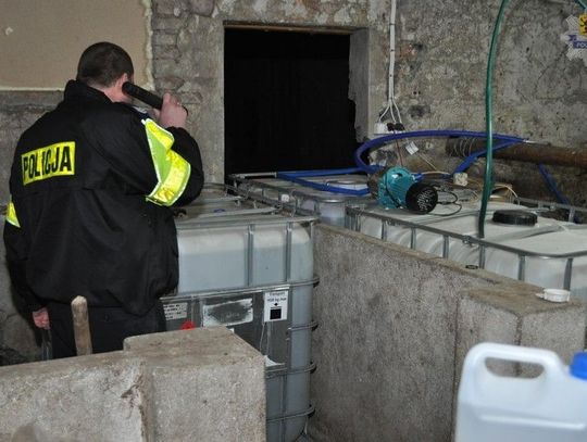 Odnaleziono ponad 3,7 tys. litrów nielegalnego spirytusu FILM