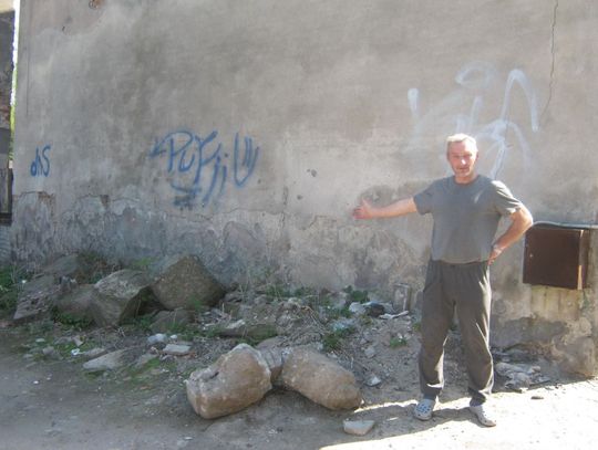 Odpadająca elewacja zagraża życiu przechodniów. Budynek zapomniany przez TBS