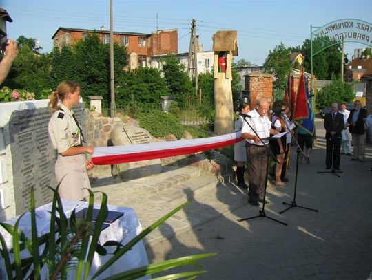 Odsłonili krzyż ku pamięci rodaków zamordowanych na Kresach