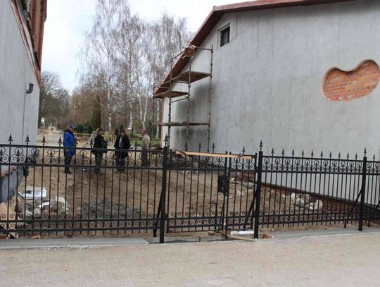 Odtworzyli płot w „Ogrodniku”