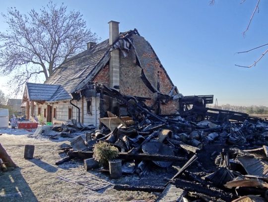 Ogień strawił magazyn i uszkodził dom