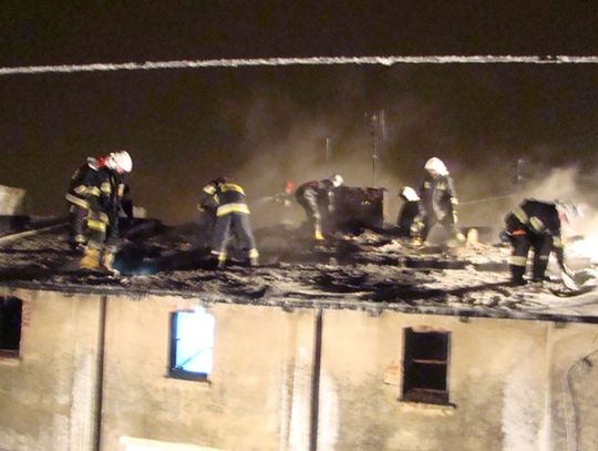 Ogień zniszczył dwa mieszkania. Na święta bez dachu na głową. Przyczyną pożaru - lampki na choince