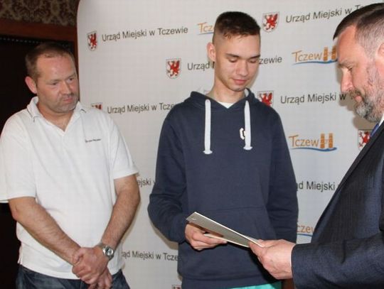 Ojciec i syn zatrzymali i obezwładnili pijanego kierowcę. Wzorowa postawa mieszkańców!