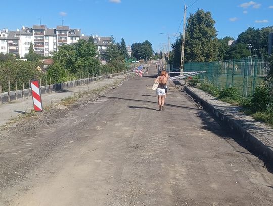 Okolice stacji kolejowej zmieniają oblicze. Zamknięte dojścia i kłopotliwe objazdy, a podróżni w błocie i piasku