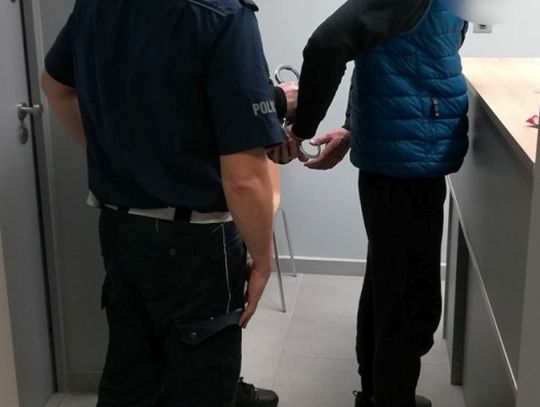 Okradli sklep w Pszczółkach i grozili użyciem przemocy