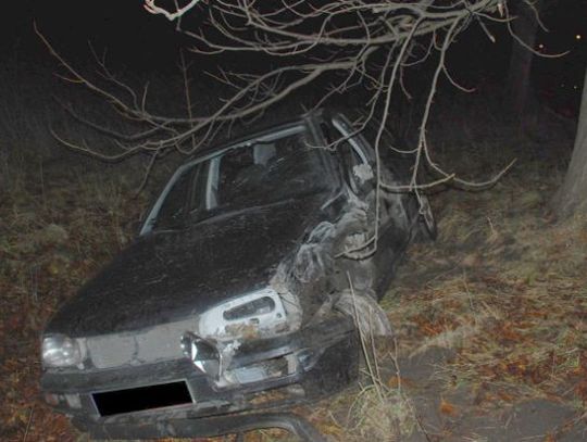 Omijając osoby piesze uderzył w golfa