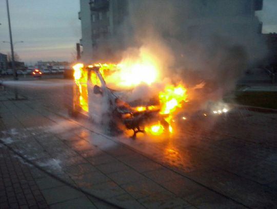 Opel spłonął doszczętnie przy ul. Kilińskiego w Tczewie