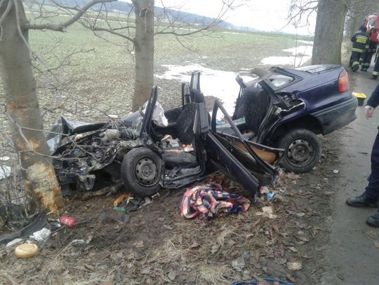 Opel wjechał w drzewo w Narkowach! Kierowca uwięziony w pojeździe
