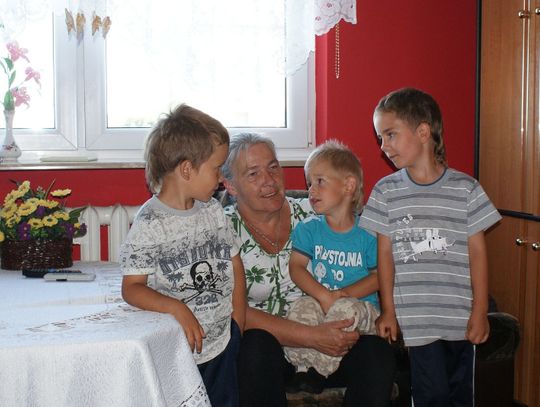 Opuszczeni przez matkę i …zadłużeni