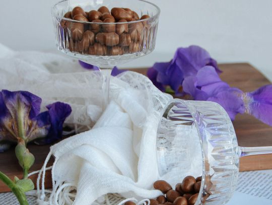 Orzechy w czekoladzie w sprzedaży hurtowej – jak platforma B2B dla branży spożywczej wspiera detalistów i gastronomię