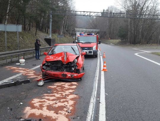 Osobówka wjechała w tył ciężarówki. "Wahadło" na DK 91