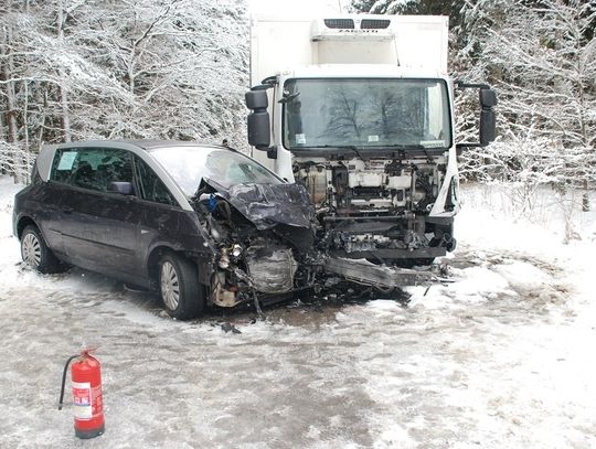 Osobowy renault zderzył się czołowo z ciężarówką. Policjanci apelują o ostrożność na oblodzonych drogach