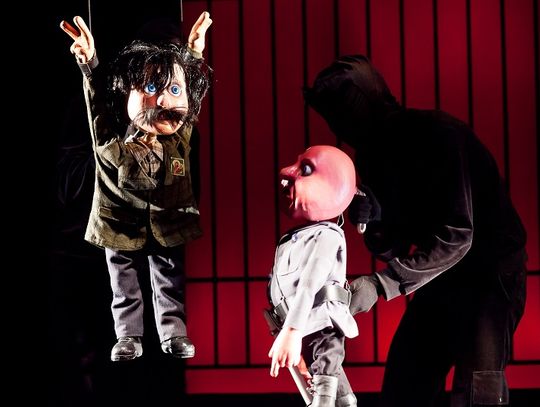 Ostatnia scena - poraża. Kukły Wałęsy i Jaruzelskiego